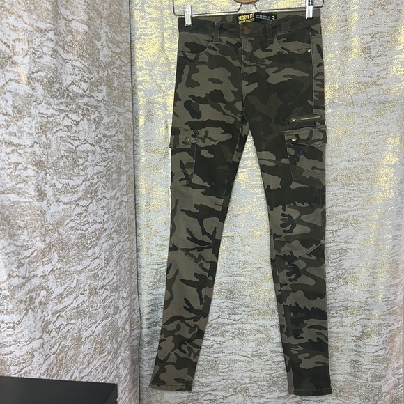 Ym Inc Low Rise Skinny Fit Military Camo Jeans Size 3 - Picture 3 of 16